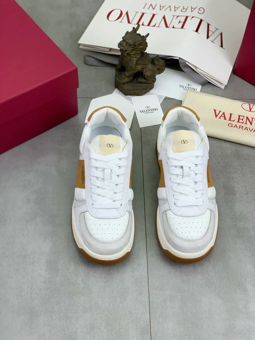 Men's men's shoes 💰P600 New model Latest Valentino Valentino V family new casual young fashion trend sports shoes Full of vitality No age limit Very light and comfortable on the feet Packaging Original purchase and development Production of goods Various color combinations are eye-catching Activate the charming sunny boy Shoe design combines coolness with daily style Full of street style Multi-color options!   Fabric: original material splicing/first-layer cowhide Lining: imported cowhide/original logo sweat-absorbent and breathable foot pad Outsole: TPU foam lightweight material outsole Brand injection insole Code number: 38-46 Full set of packaging Color: 3️⃣ colors available